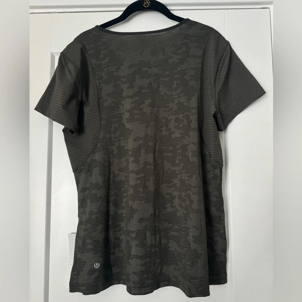NWT Lululemon Run For Days Short Sleeve in Deep Camo